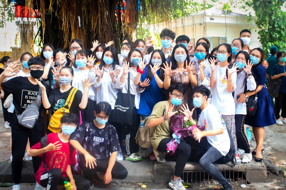 Cảm động tình cảm cô trò tại cổng trường thi - 8