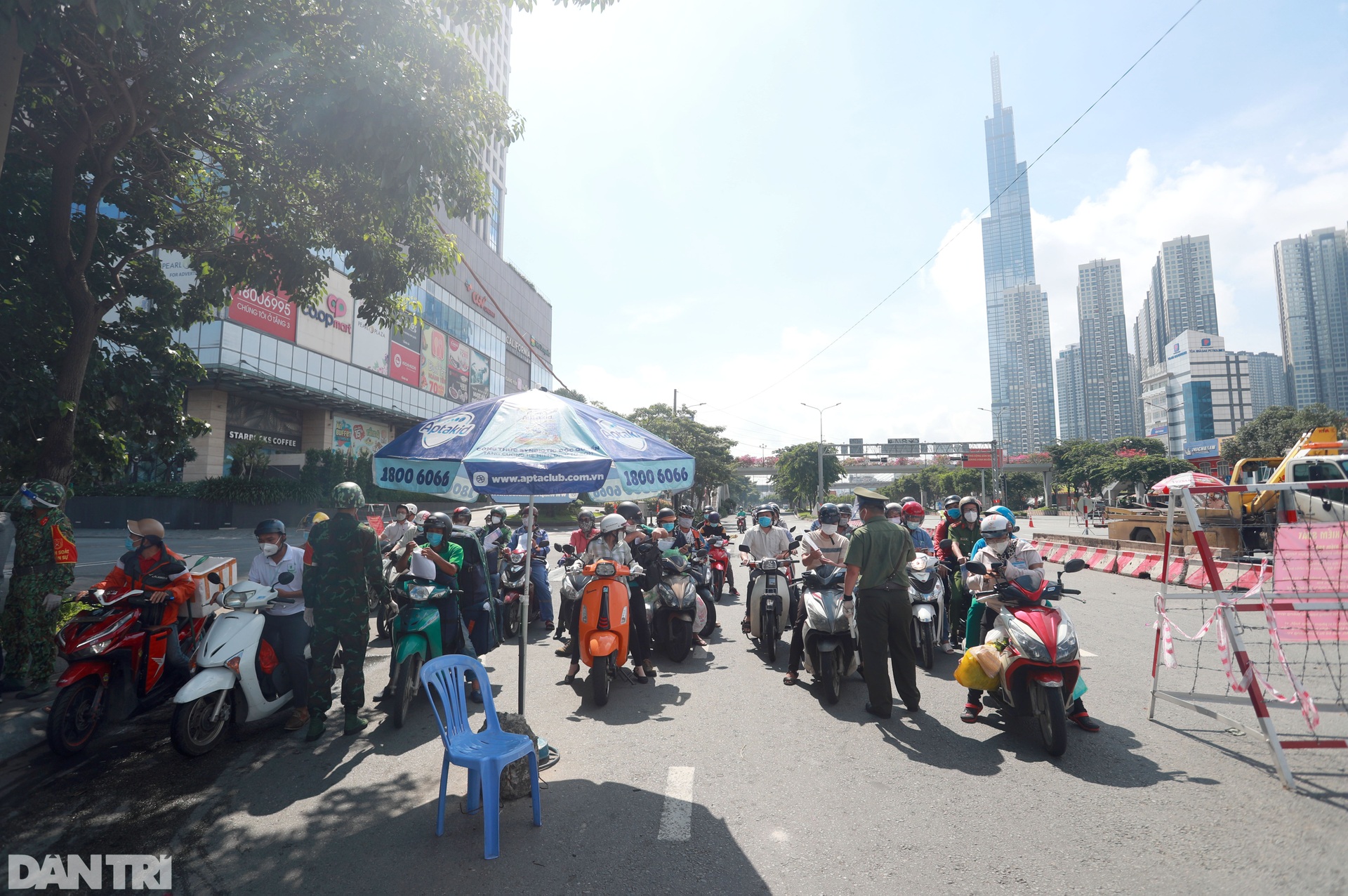 TPHCM sau gia hạn giãn cách: Chốt kiểm soát đông đúc, giao thông nhộn nhịp - 6 TPHCM sau gia hạn giãn cách: Chốt kiểm soát đông đúc, giao thông nhộn nhịp - 6