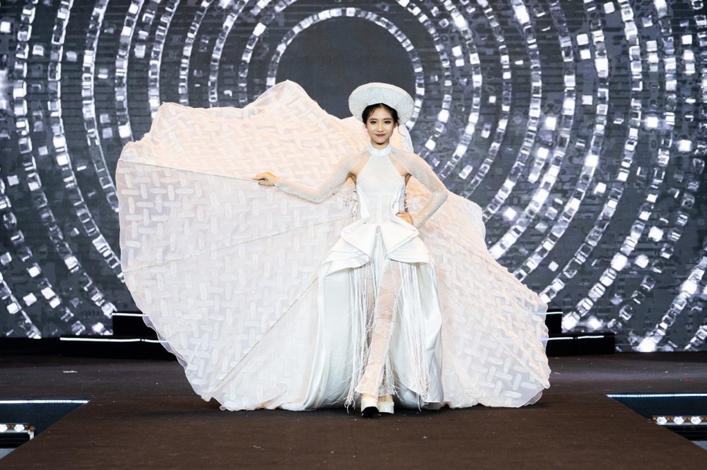 Mẫu nhí Minh Anh chinh phục bộ đồ nặng vài chục kg trên sàn diễn - 3 Mẫu nhí Minh Anh chinh phục bộ đồ nặng vài chục kg trên sàn diễn - 3