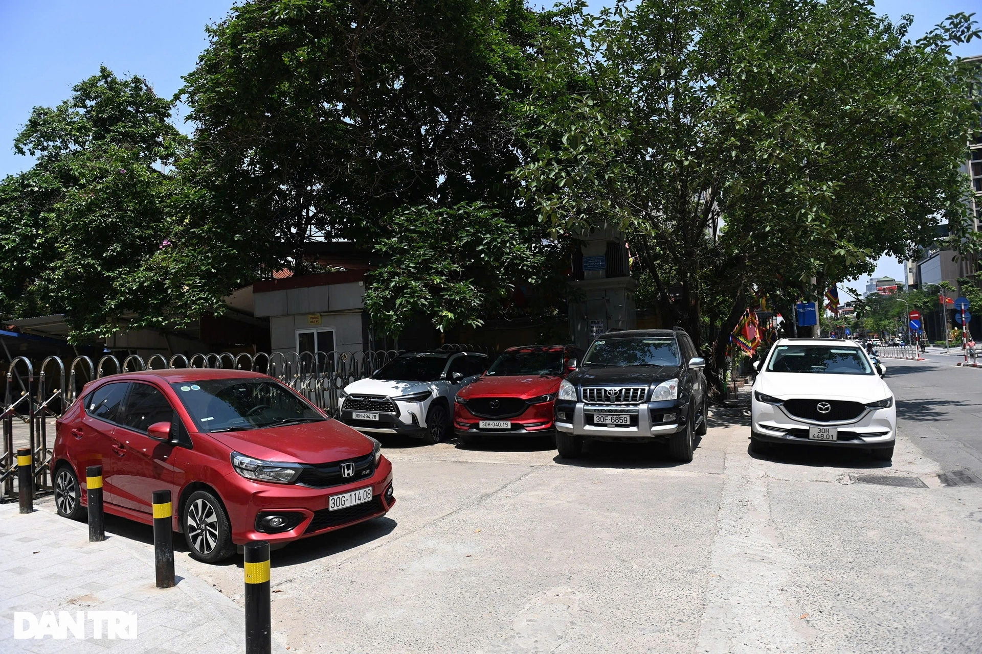 Hà Nội: Tái diễn cảnh chiếm dụng vỉa hè, đẩy người đi bộ xuống lòng đường - 3 Hà Nội: Tái diễn cảnh chiếm dụng vỉa hè, đẩy người đi bộ xuống lòng đường - 3