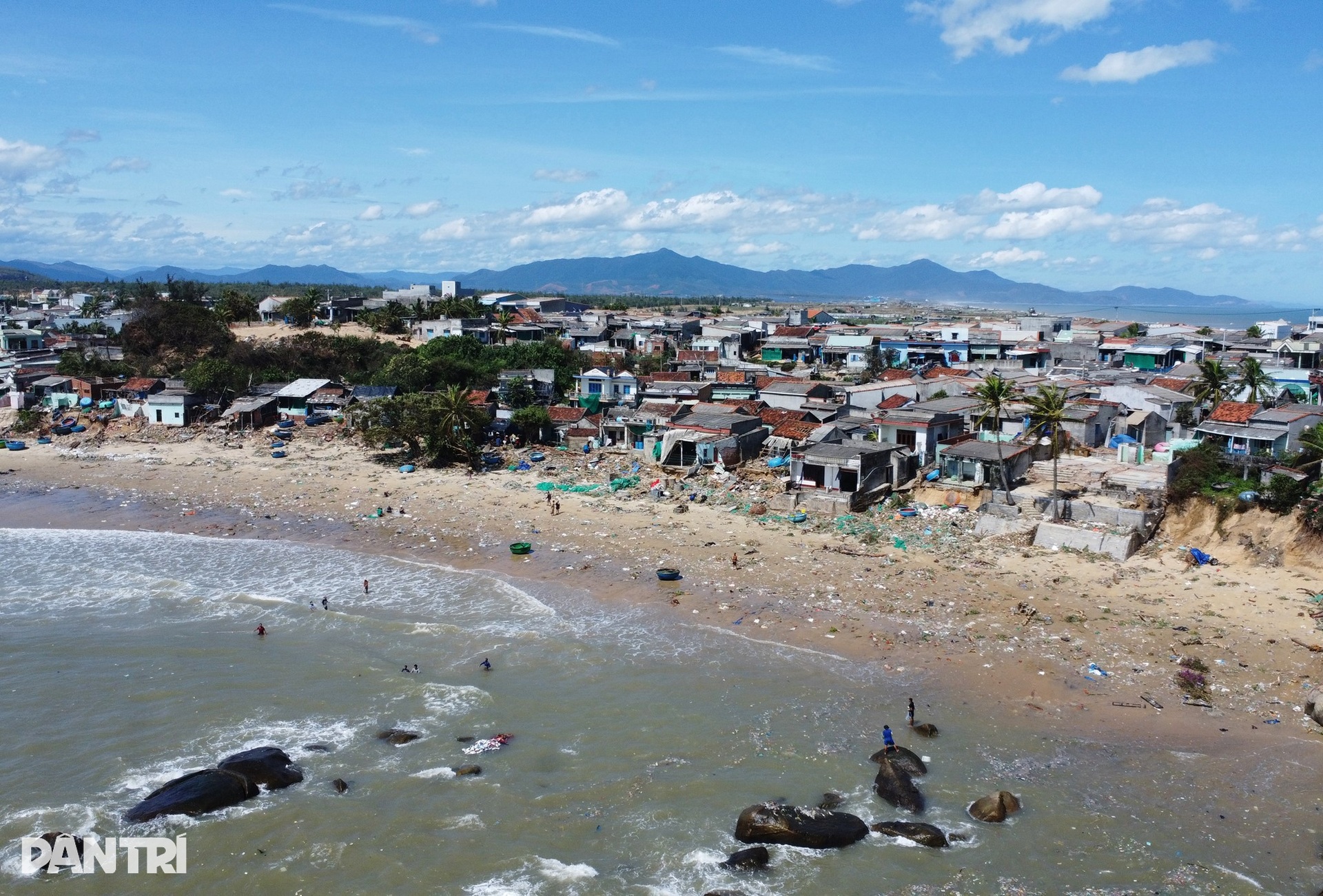 Người dân làng chài sau bão Kalmaegi: Nhà bay mất rồi còn gì đâu! - 10 Người dân làng chài sau bão Kalmaegi: Nhà bay mất rồi còn gì đâu! - 10