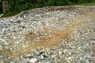 Xe chở vật liệu xây đập thủy lợi “băm nát” một con đường