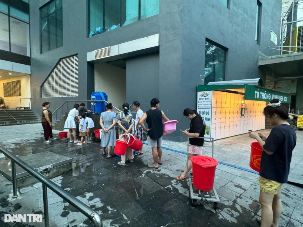 Vì sao nhiều người dân Hà Nội phải xếp hàng chờ hứng từng xô nước sạch? - 1 Vì sao nhiều người dân Hà Nội phải xếp hàng chờ hứng từng xô nước sạch? - 1