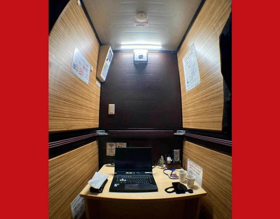 Bên trong văn phòng con nhộng tại Nhật: Miễn phí Wi-Fi, TV, sạc điện... - 6 Bên trong văn phòng con nhộng tại Nhật: Miễn phí Wi-Fi, TV, sạc điện... - 6