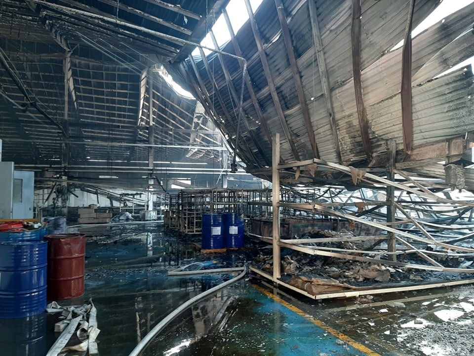 Hơn 2.000m2 nhà xưởng cháy rụi, đổ sập sáng 28 Tết - 2 Hơn 2.000m2 nhà xưởng cháy rụi, đổ sập sáng 28 Tết - 2
