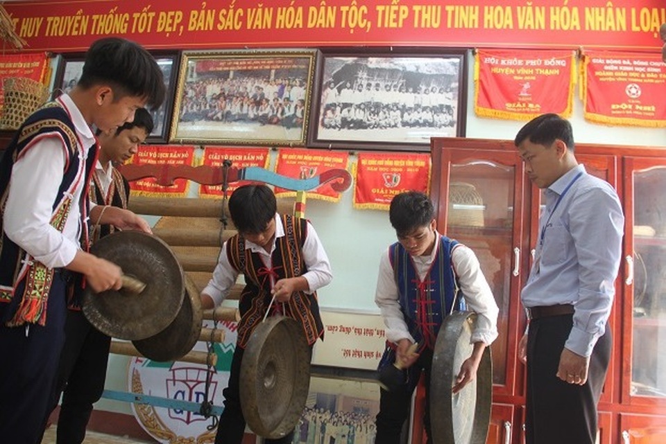 Nhen ngọn lửa tình yêu văn hóa truyền thống cho học sinh Bana - 1 Nhen ngọn lửa tình yêu văn hóa truyền thống cho học sinh Bana - 1