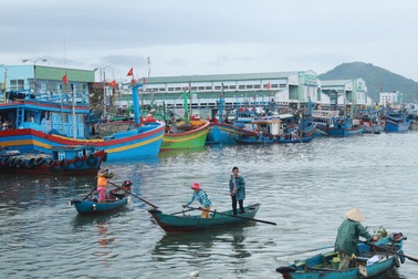 Tàu cá cùng 13 ngư dân trôi tự do trên biển