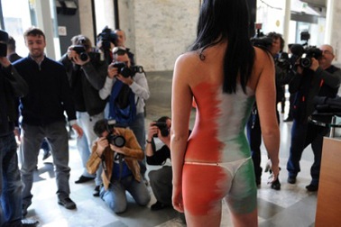 Khỏa thân giữa sàn chứng khoán