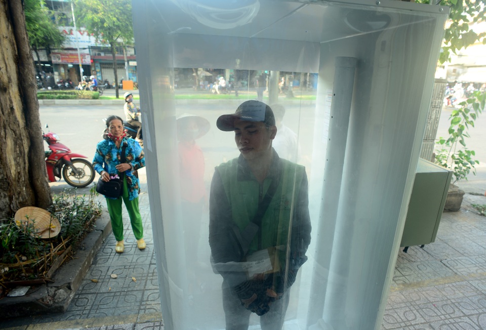 Buồng khử khuẩn.jpg Buồng khử khuẩn.jpg