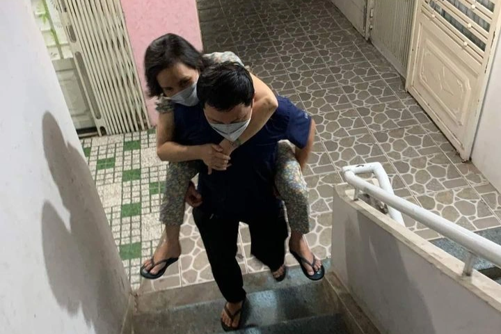 Thầy giáo 4 năm cõng vợ chạy thận: Dù thế nào ba cũng không buông mẹ ra - 4 Thầy giáo 4 năm cõng vợ chạy thận: Dù thế nào ba cũng không buông mẹ ra - 4