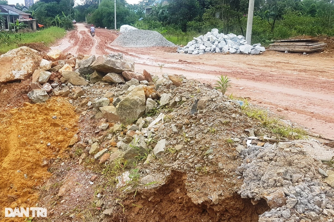 Gần 2 km đường nhão nhoét sau 2 năm thi công kiểu... rùa bò - 2 Gần 2 km đường nhão nhoét sau 2 năm thi công kiểu... rùa bò - 2