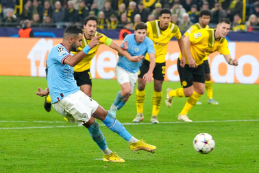 Mahrez đá hỏng phạt đền, Man City chia điểm trên sân Dortmund