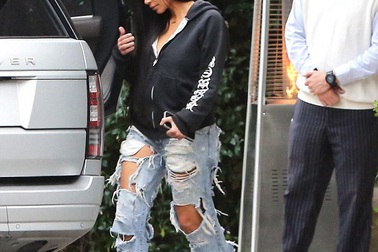 Kim Kardashian lăng xê quần Jeans siêu rách