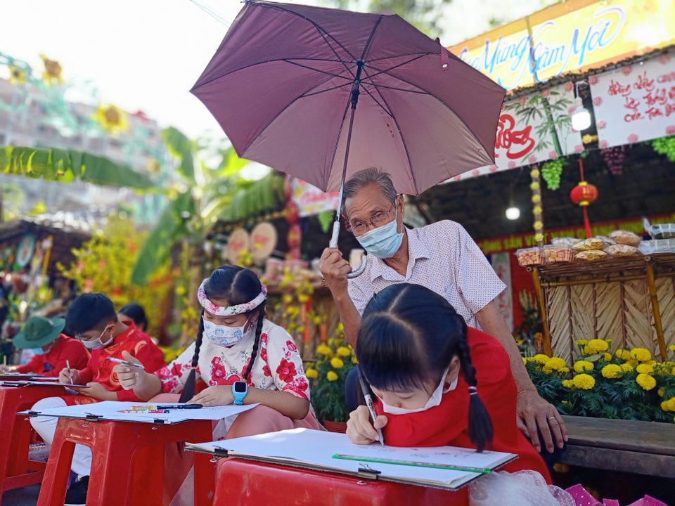 Học sinh náo nức thi vẽ tranh đón xuân Tân Sửu - 5 Học sinh náo nức thi vẽ tranh đón xuân Tân Sửu - 5