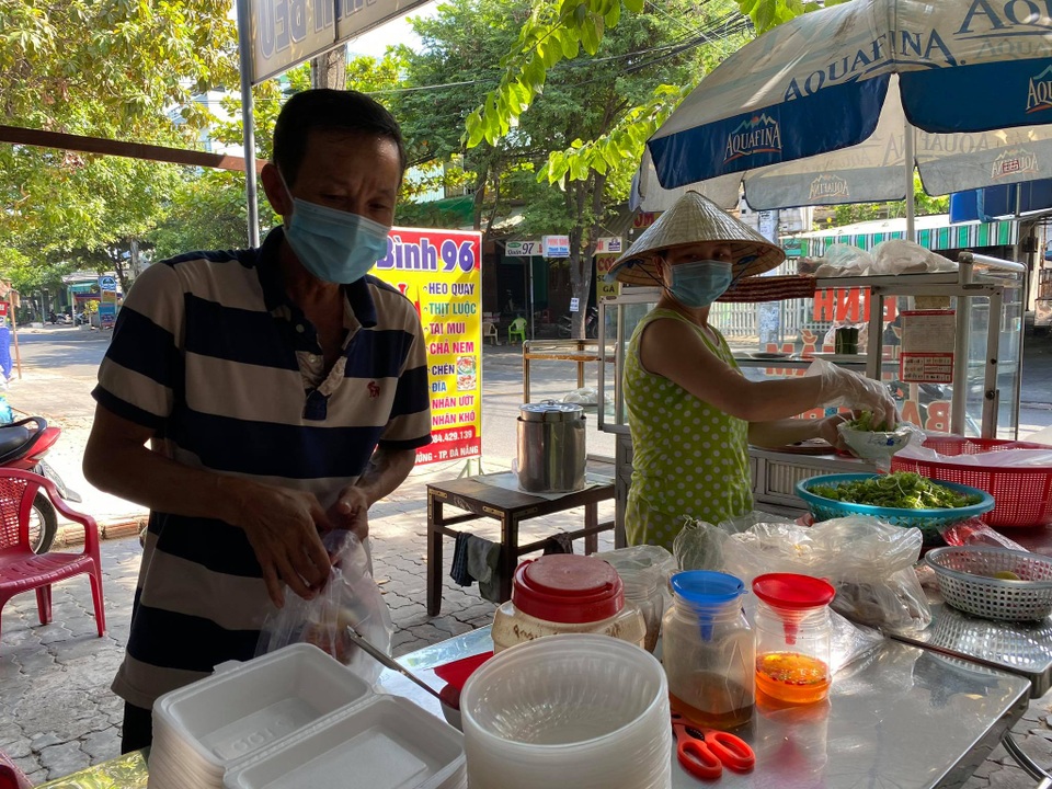 Đà Nẵng: Hàng quán đồng loạt mở cửa trong ngày đầu nới lỏng cách ly - 5 Đà Nẵng: Hàng quán đồng loạt mở cửa trong ngày đầu nới lỏng cách ly - 5