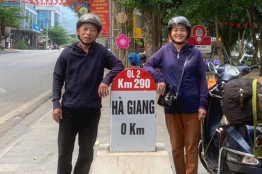 Cụ ông 70 tuổi chở vợ bằng xe máy thực hiện lời hứa đưa em đi khắp Việt Nam