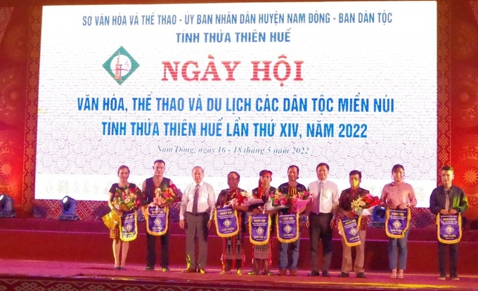 Lãnh đạo tỉnh Thừa Thiên Huế tặng cờ lưu niệm cho các đơn vị tham gia Ngày hội