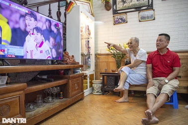 Gia đình cầu thủ số 10 Hải Linh quây quần cổ vũ hết mình cho con gái