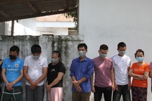 30 cảnh sát ập vào nhà bắt 18 người say sưa sát phạt trên chiếu bạc