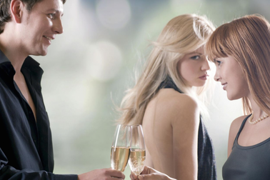 Vợ cũ quấy phá mà chồng vẫn cả tin