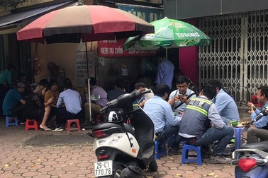 Ngồi vỉa hè kiếm tiền triệu mỗi ngày: Bán trà đá, nước mía lãi 2.000%