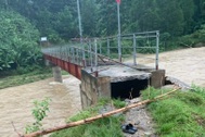 Sập mố cầu Khe Mọi, sơ tán khẩn cấp 220 người do mưa lũ
