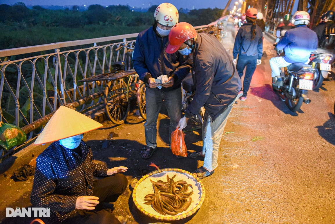 Cảnh họp chợ lộn xộn, giao thông ùn ứ trên cây cầu trăm tuổi ở Hà Nội - 5 Cảnh họp chợ lộn xộn, giao thông ùn ứ trên cây cầu trăm tuổi ở Hà Nội - 5