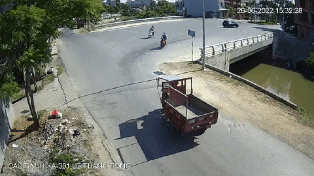 3 người đi xe máy thương vong sau cú va chạm với xe 3 bánh - 3 3 người đi xe máy thương vong sau cú va chạm với xe 3 bánh - 3