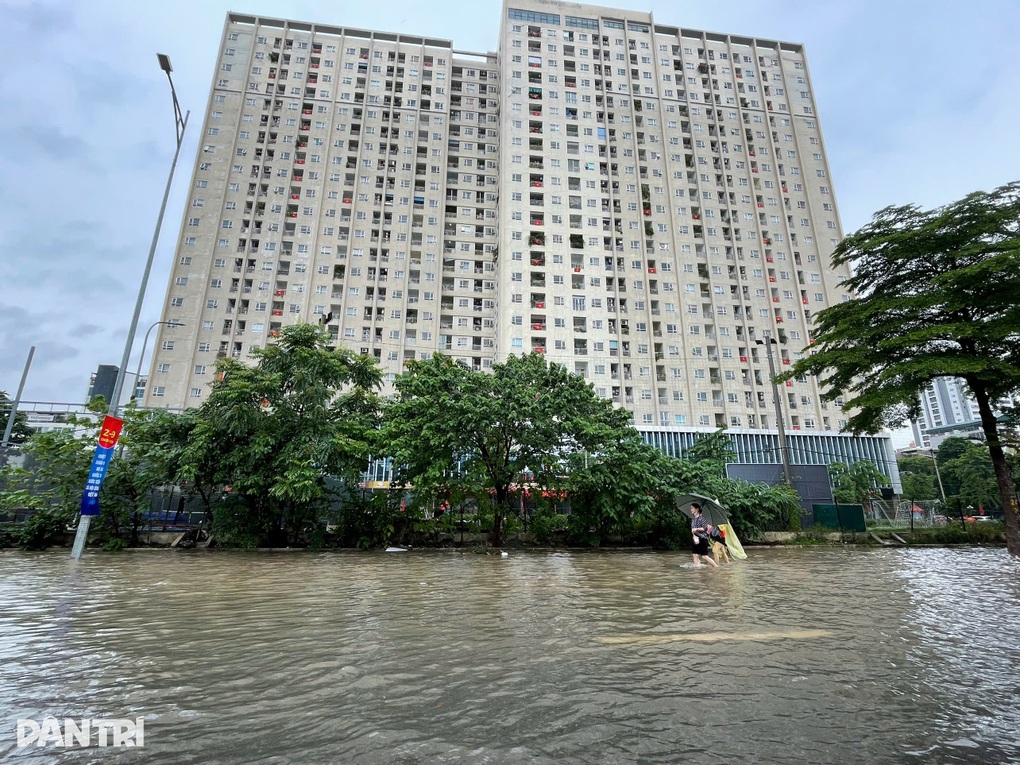 Khu đô thị ở Hà Nội ngập trong nước, người dân nghỉ làm chờ nước rút - 5 Khu đô thị ở Hà Nội ngập trong nước, người dân nghỉ làm chờ nước rút - 5