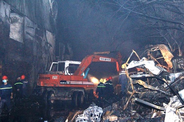 Kho chứa vải cháy suốt 4 giờ, nhiều tài sản bị thiêu rụi