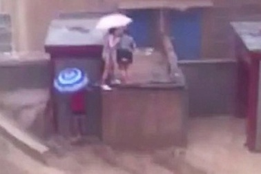 Lũ cuốn phăng 2 người trên nóc nhà tại Thiểm Tây, Trung Quốc