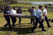 Malaysia điều nhóm chuyên gia xác minh mảnh vỡ nghi của MH370