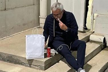 Hình ảnh Mourinho "tội nghiệp", ăn uống kham khổ ngoài lề đường