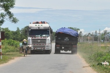 Né trạm cân, xe quá tải "đổ bộ" vào đường nông thôn
