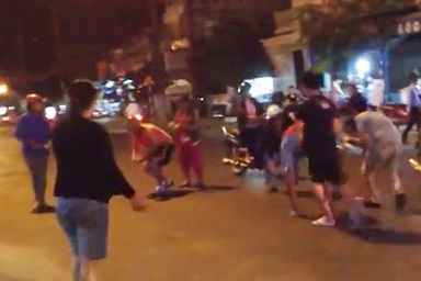 Ấm lòng clip bạn trẻ giúp nhặt tiền, trả lại người đánh rơi