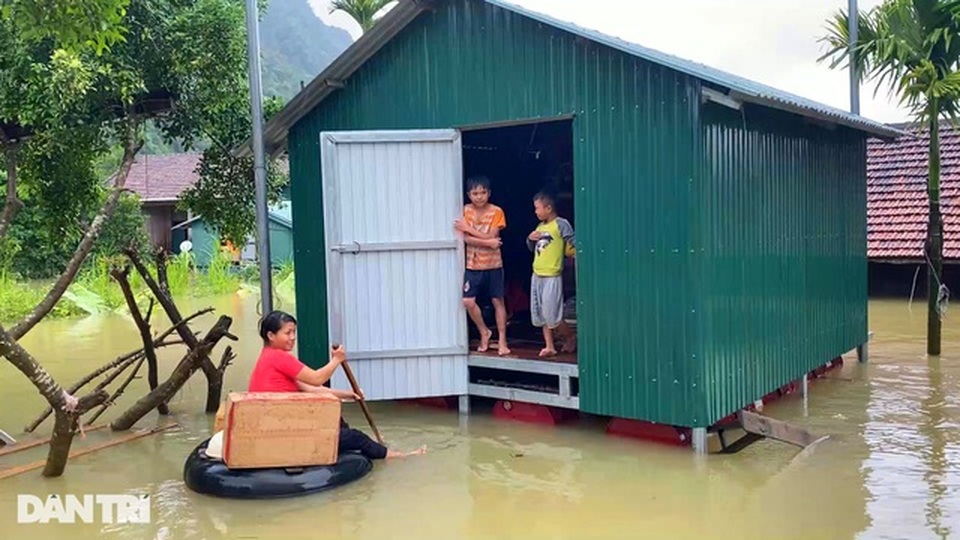 Ngắm những ngôi nhà phao cứu sinh người dân vùng rốn lũ do bạn đọc tặng - 9 Ngắm những ngôi nhà phao cứu sinh người dân vùng rốn lũ do bạn đọc tặng - 9