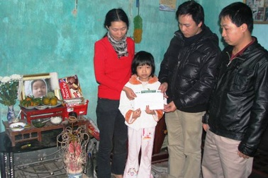 Gia đình chị Nguyễn Thị Thoại tiếp tục nhận quà bạn đọc