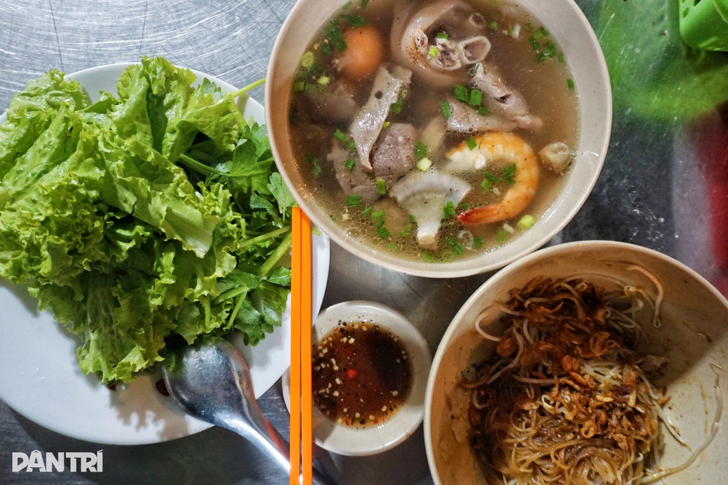 Quán hủ tiếu đợi chỉ dành cho... người kiên nhẫn, 2h sáng khách vẫn đông - 3 Quán hủ tiếu đợi chỉ dành cho... người kiên nhẫn, 2h sáng khách vẫn đông - 3