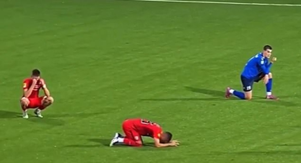 HLV 44 tuổi qua đời ngay trên sân, cầu thủ ôm mặt khóc rưng rức - 2