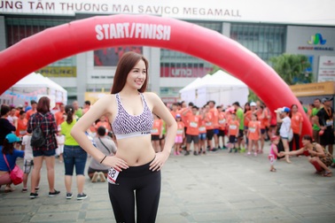 Mai Phương Thuý mặt mộc chạy bộ vào sáng sớm