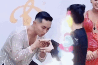 Khoảnh khắc Phan Hiển quỳ xuống hôn tay Khánh Thi khi nhận huy chương