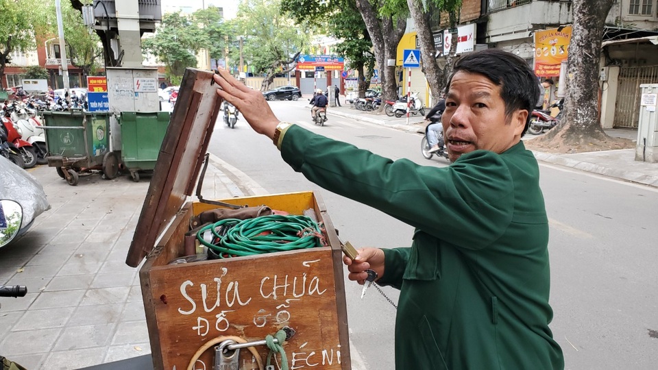 Nghề cầm cưa đứng phố ngóng Tết - 3 Nghề cầm cưa đứng phố ngóng Tết - 3