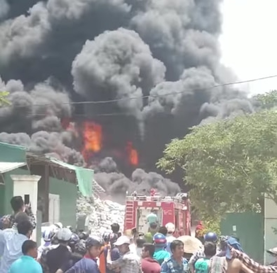 Đang cháy lớn trong khu công nghiệp tại Thanh Hóa - 4 Đang cháy lớn trong khu công nghiệp tại Thanh Hóa - 4