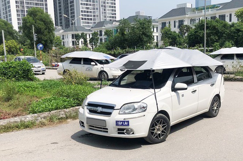 Trùm bạt che nắng cho xe khi ra đường, tài xế bị cộng đồng mạng nhắc nhở - 3 Trùm bạt che nắng cho xe khi ra đường, tài xế bị cộng đồng mạng nhắc nhở - 3