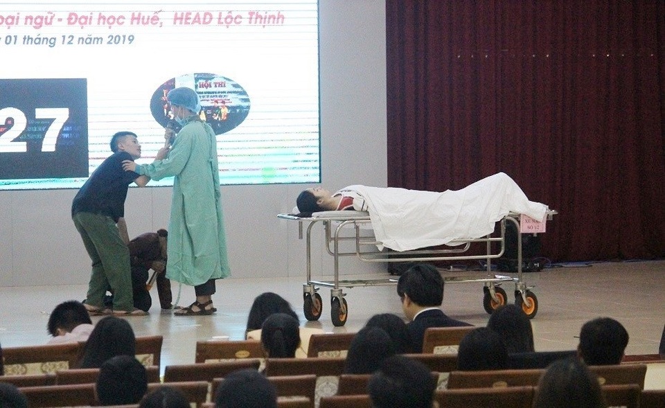 800 SV miền Trung hào hứng thi luật giao thông và lái xe an toàn - 4 800 SV miền Trung hào hứng thi luật giao thông và lái xe an toàn - 4
