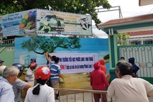 “Lùm xùm” bữa ăn học sinh: Phụ huynh căng băng rôn, trường nói gì?