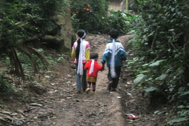 Nữ đại gia phố núi giúp đỡ “bé 9 tuổi một tay chăm hai em thơ dại” 100 triệu đồng