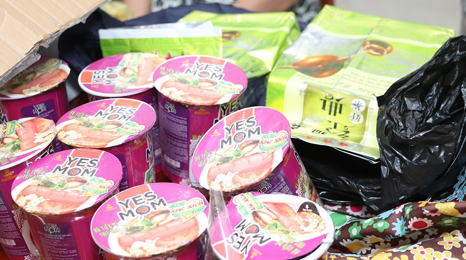 Bắt một phụ nữ vận chuyển 2kg ma túy ngụy trang trong ly hủ tiếu ăn liền - 2 Bắt một phụ nữ vận chuyển 2kg ma túy ngụy trang trong ly hủ tiếu ăn liền - 2