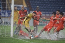 CLB Nam Định thắng SHB Đà Nẵng trong trận cầu thuỷ chiến