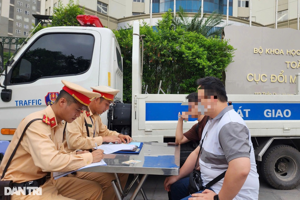 CSGT dùng máy ảnh đứng tại các ngã tư Hà Nội để xử lý xe máy vượt đèn đỏ - 3 CSGT dùng máy ảnh đứng tại các ngã tư Hà Nội để xử lý xe máy vượt đèn đỏ - 3